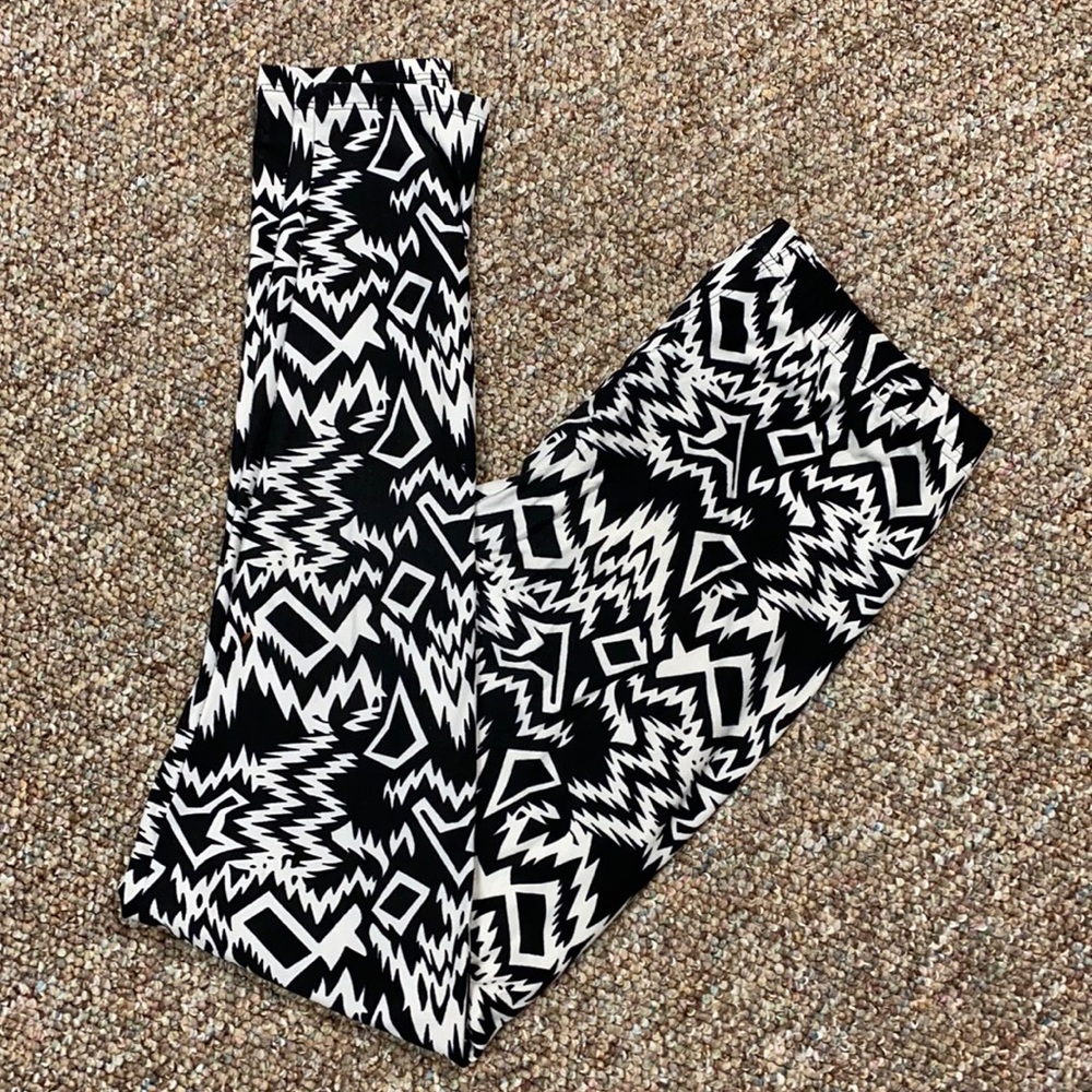 WinWin blk&wht zig-zag leggings. Size Small to Large